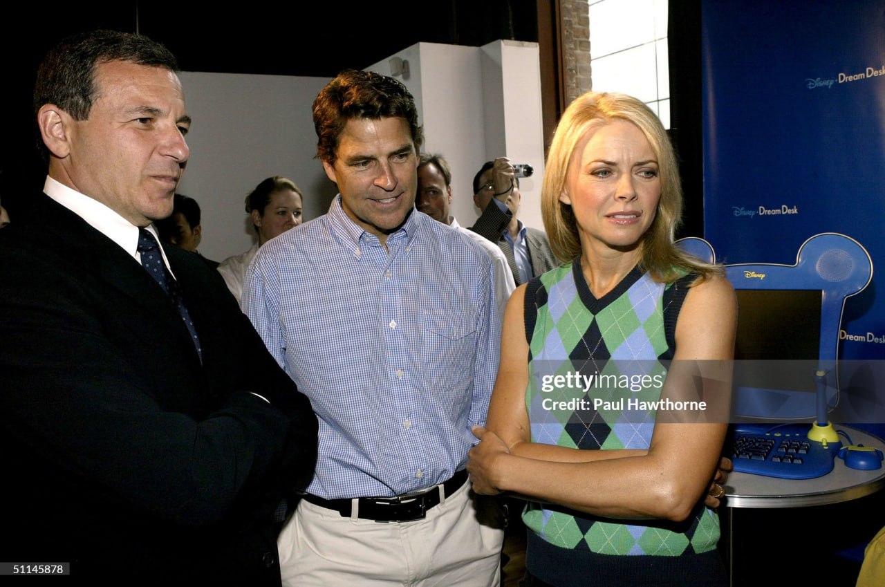 La faccia di Faith Ford. Gli altri due sono rispettivamente Bob Iger (Presidente Disney e COO, a sinistra) e Ted McGinley (al centro, (attore nella sitcom di ABC “Hope and Faith”, insieme a Faith Ford)